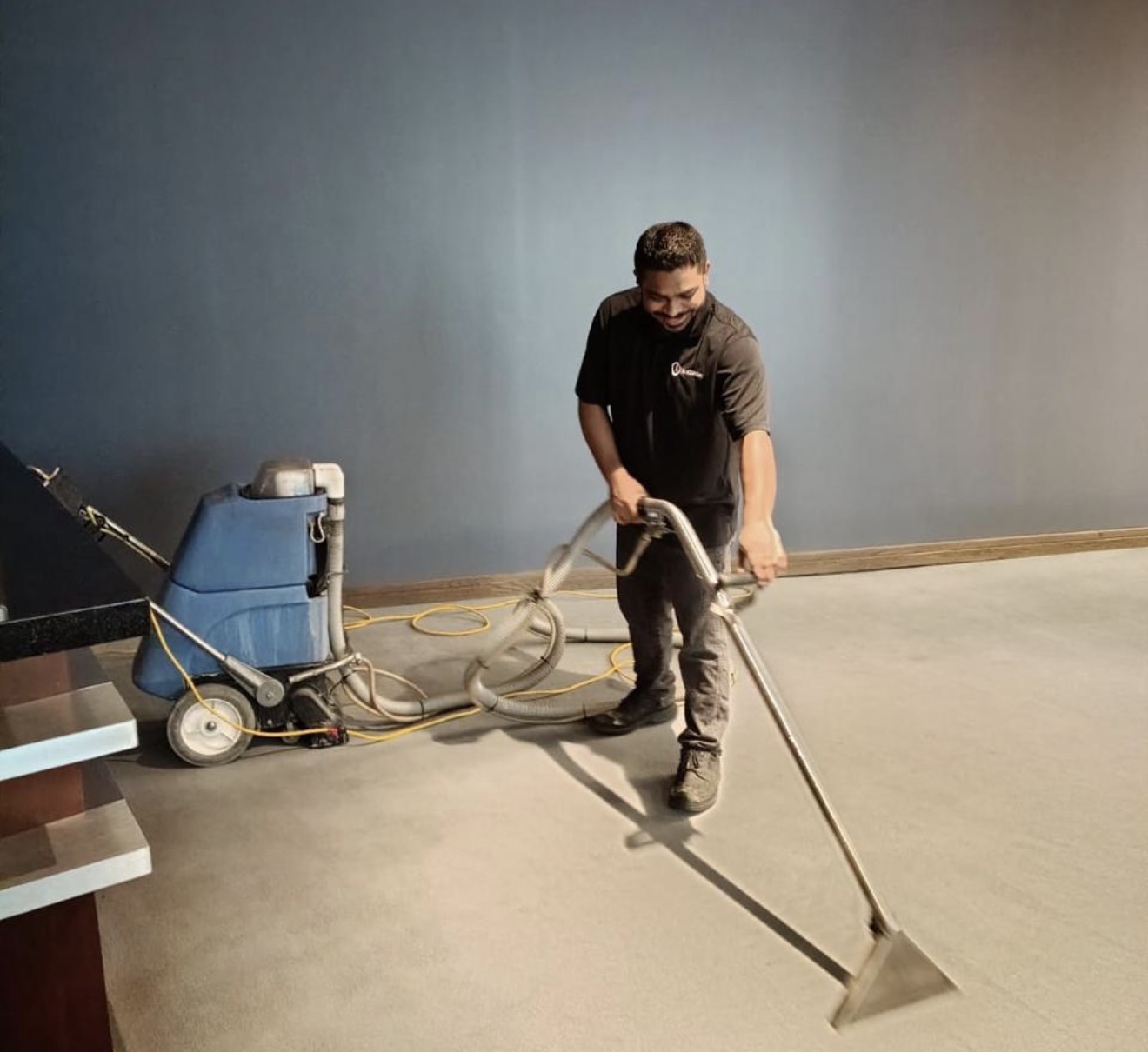 Commercial cleaning service in Toronto office with professionally cleaned workspace and sanitized surfaces