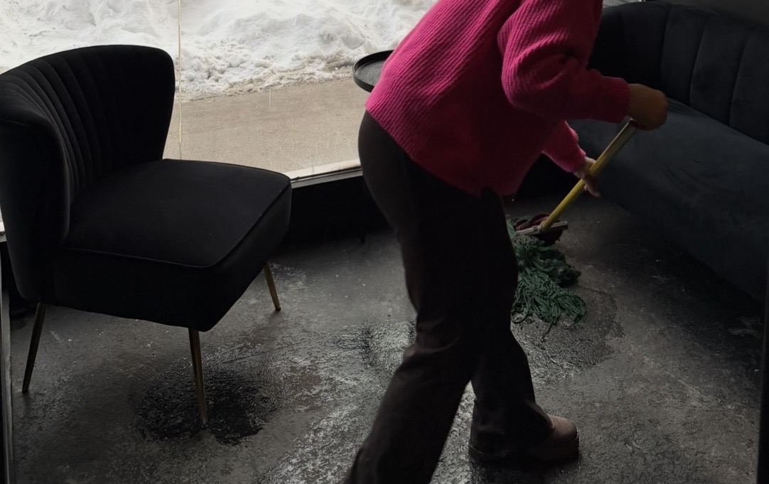 Office cleaning service in Toronto with professionally cleaned desks and organized workspace